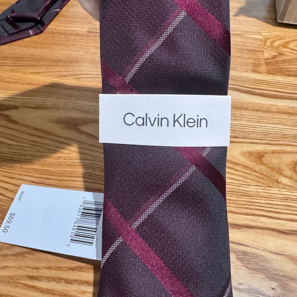 Calvin Klein Men's Maroon ‘Isabella’ Plaid Silk Tie